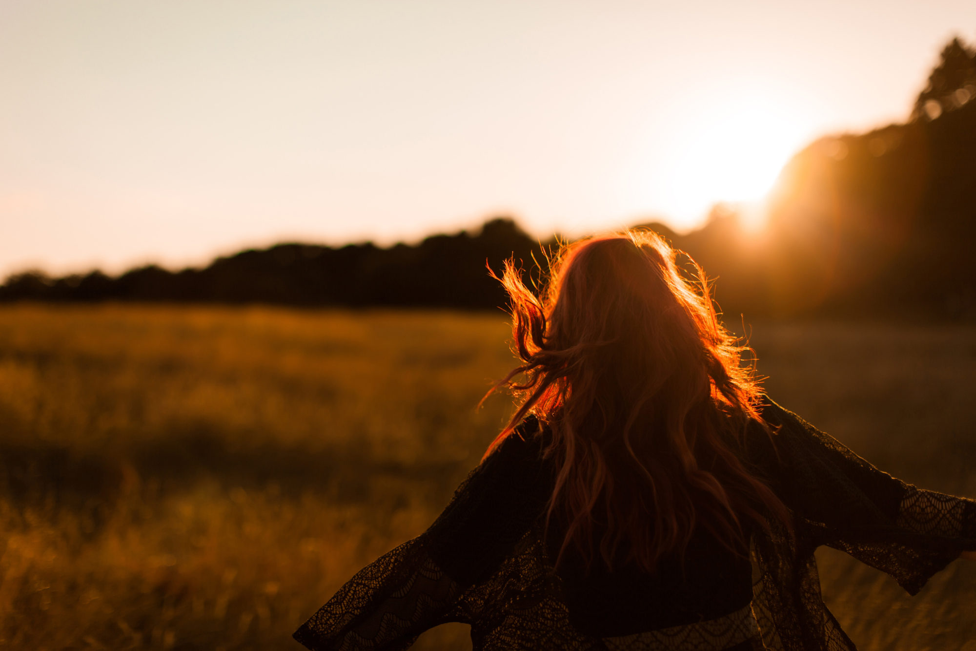 Fille courant dans la campagne au coucher du soleil