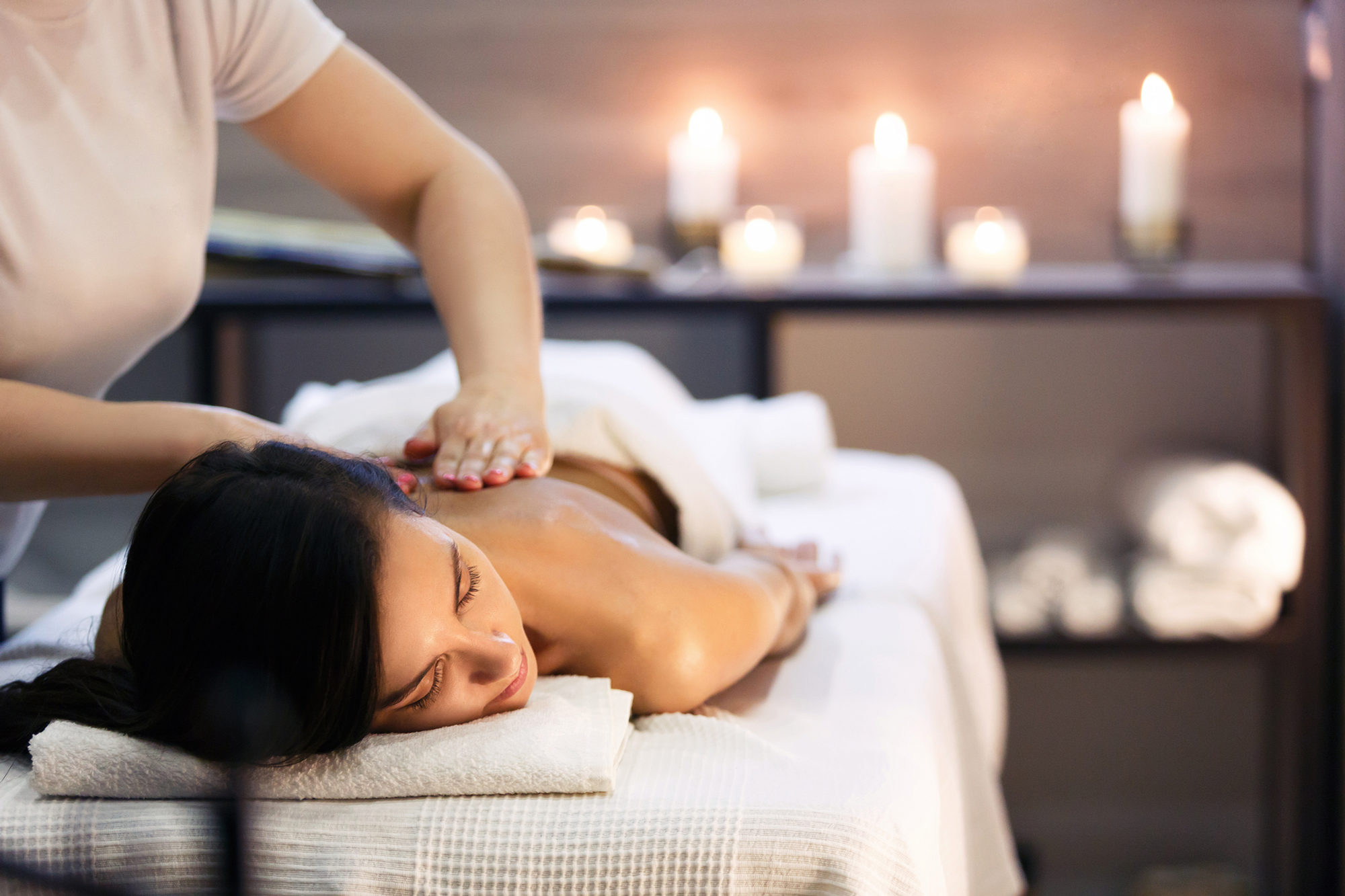 Masaje relajante en un ambiente de spa