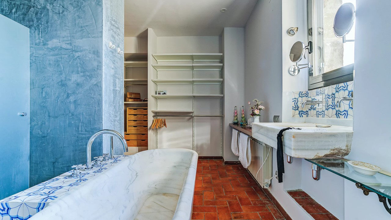 Baño con bañera de piedra en la Masia de Queralt