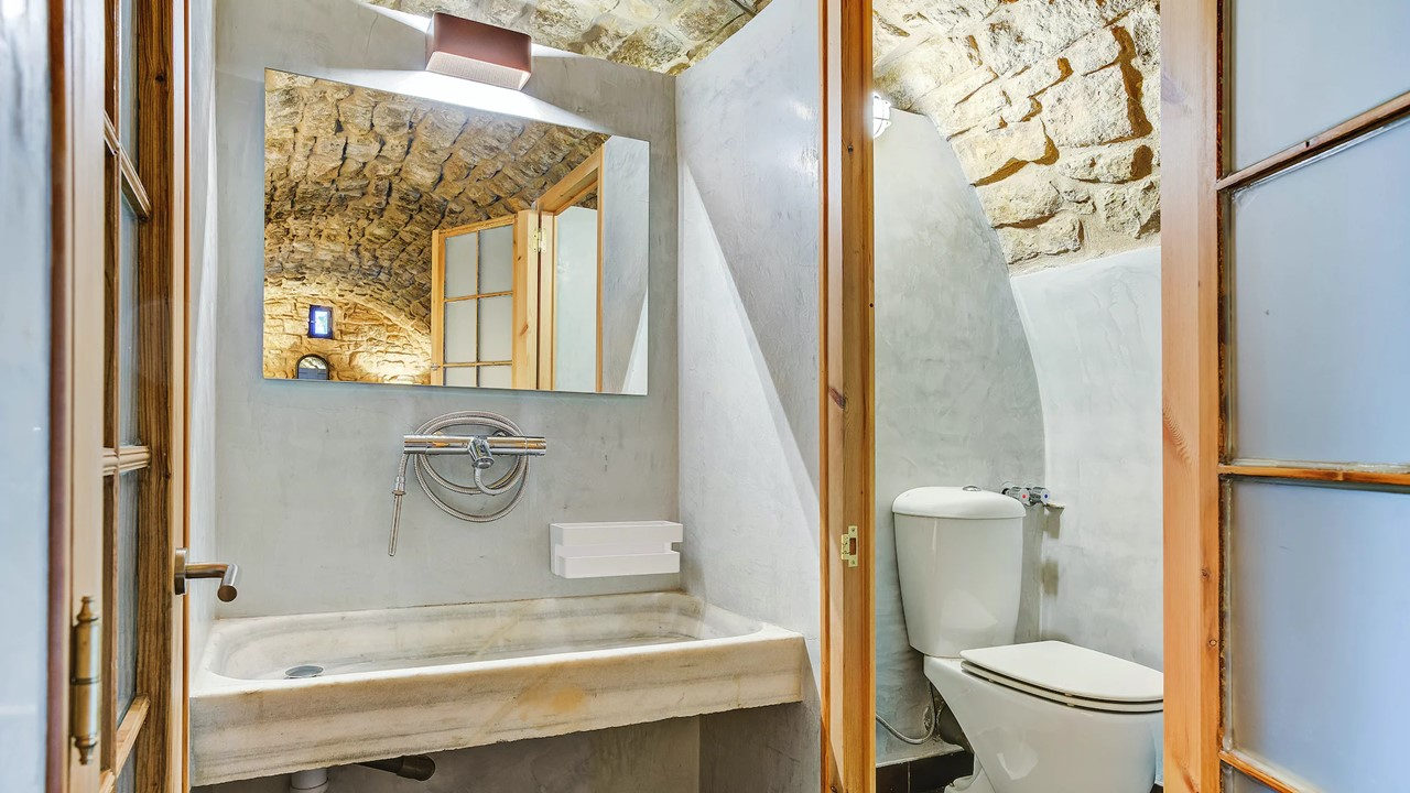 Baño con bóveda de piedra en la Masia de Queralt