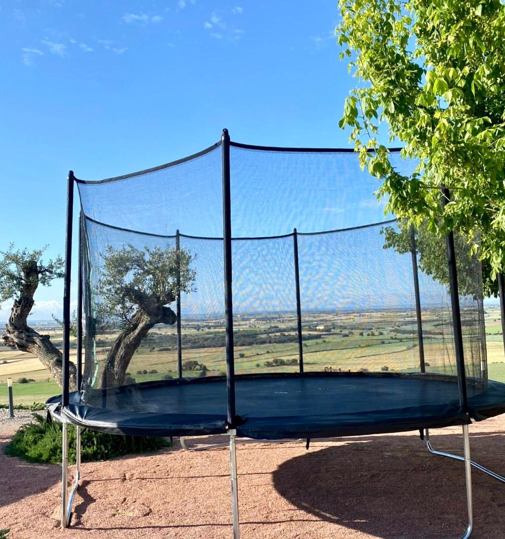 Cama elástica con vistas a los campos de la Segarra