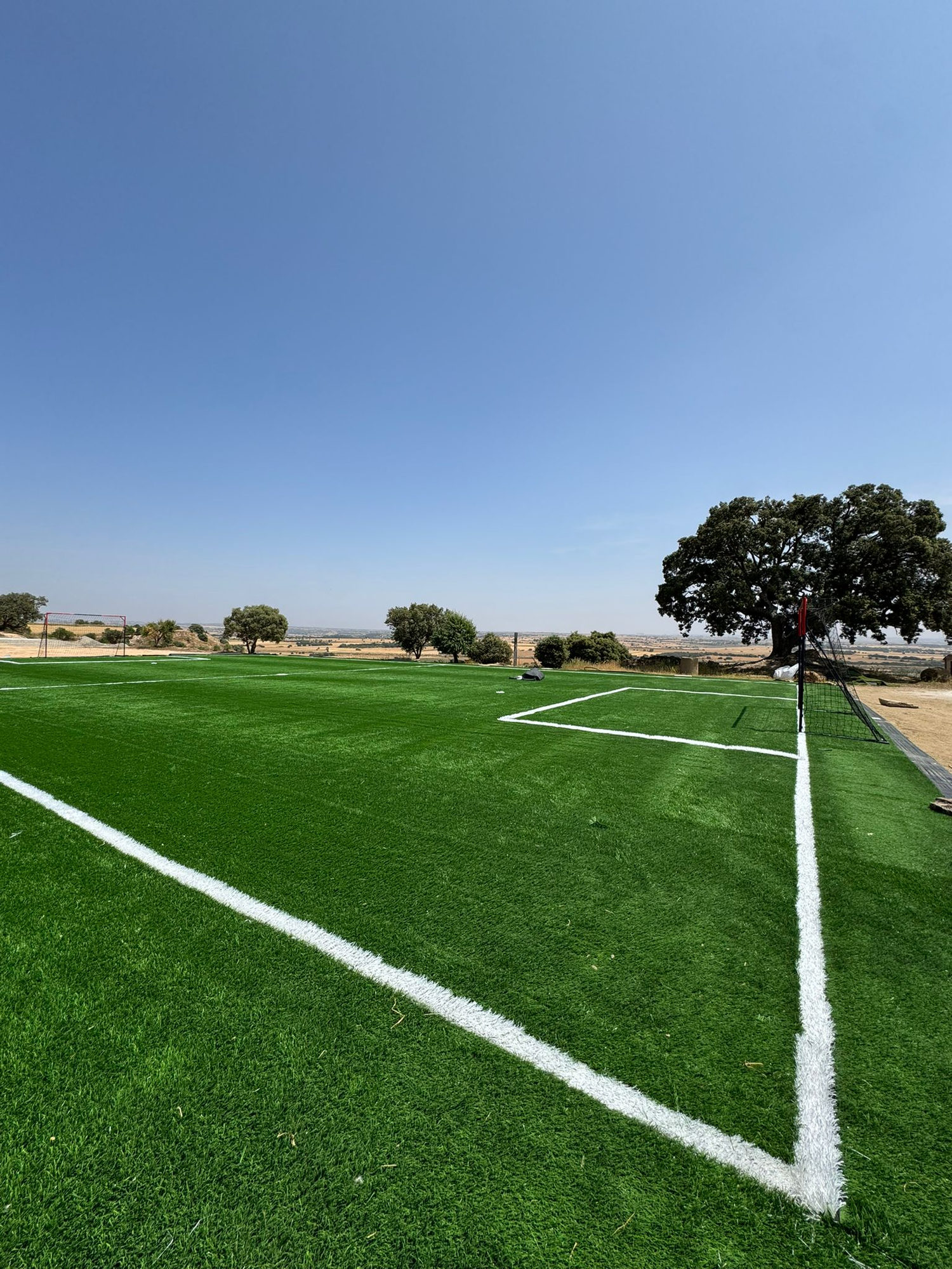 Campo de fútbol junto a una encina en la Masia de Queralt