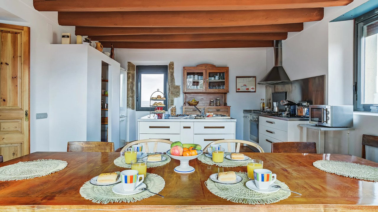 Cocina de la Masia de Queralt con la mesa puesta para el desayuno