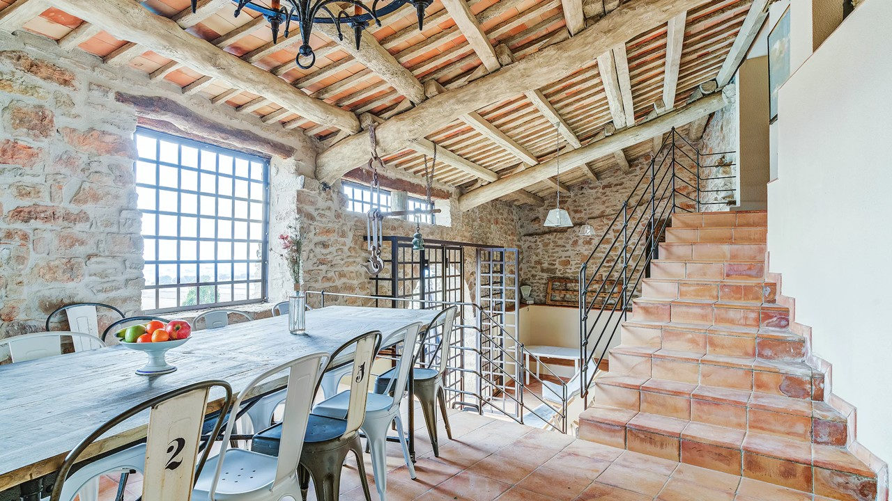 Comedor de la Masia de Queralt con mesa grande para grupos