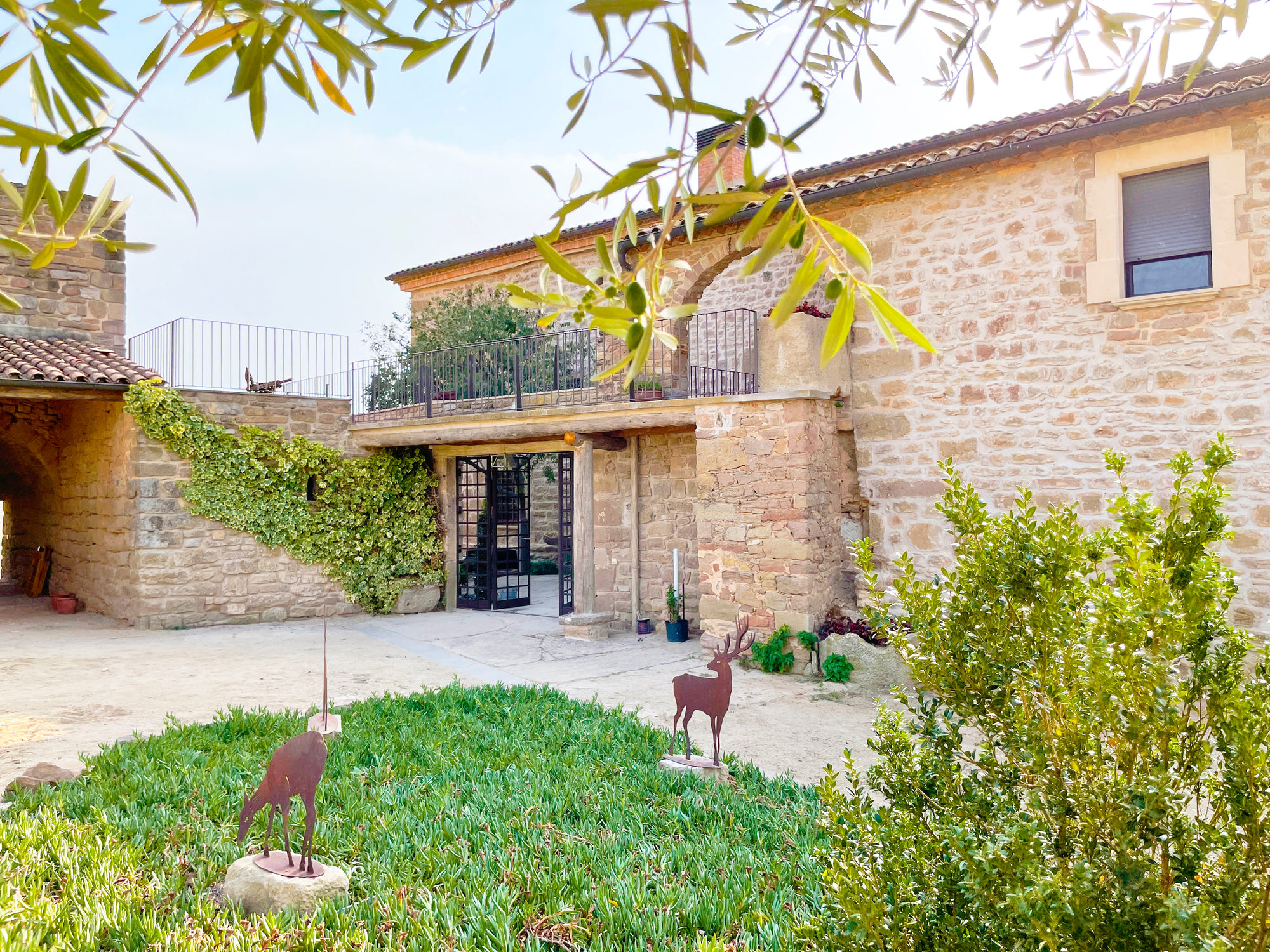 Exterior i jardí de la Masia de Queralt