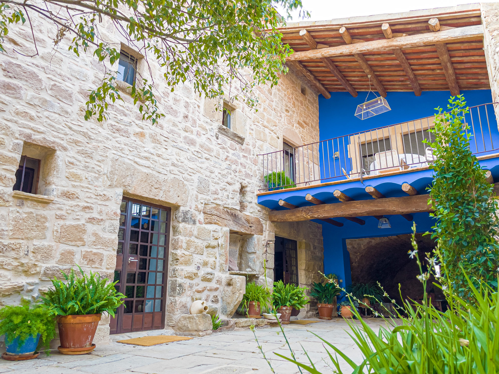 Fachada azul añil del patio de la Masia de Queralt