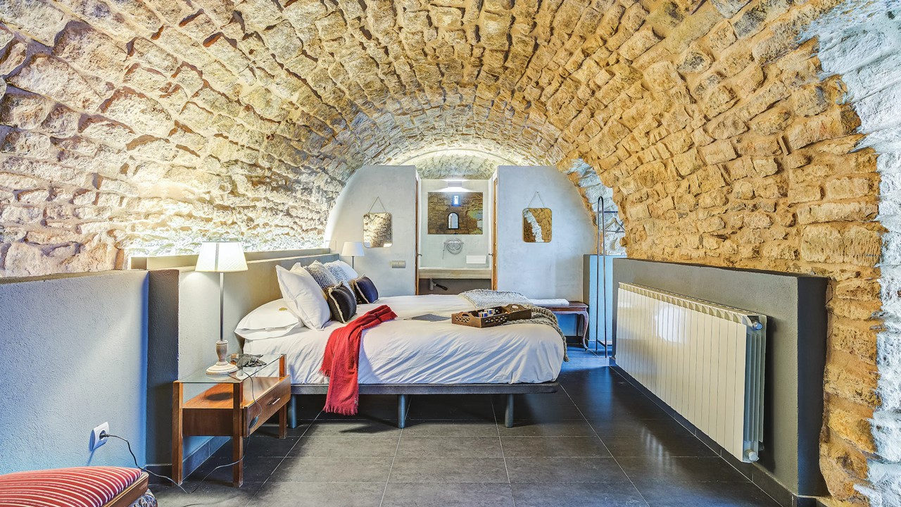 Habitación bajo una bóveda de piedra en la Masia de Queralt
