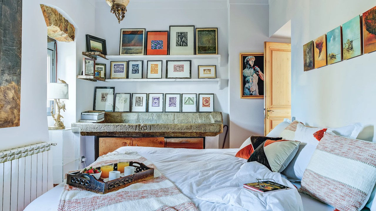 Habitación de la Masia de Queralt decorada con cuadros