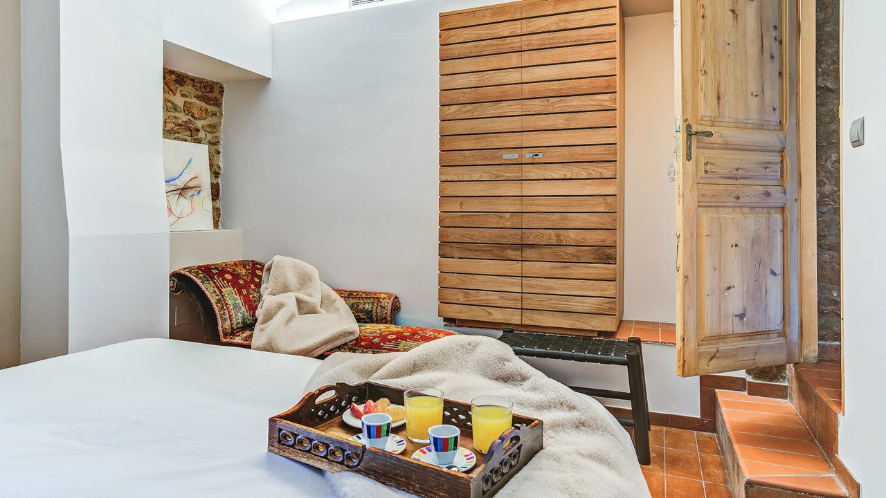Desayuno en la cama en una habitación de la Masia de Queralt