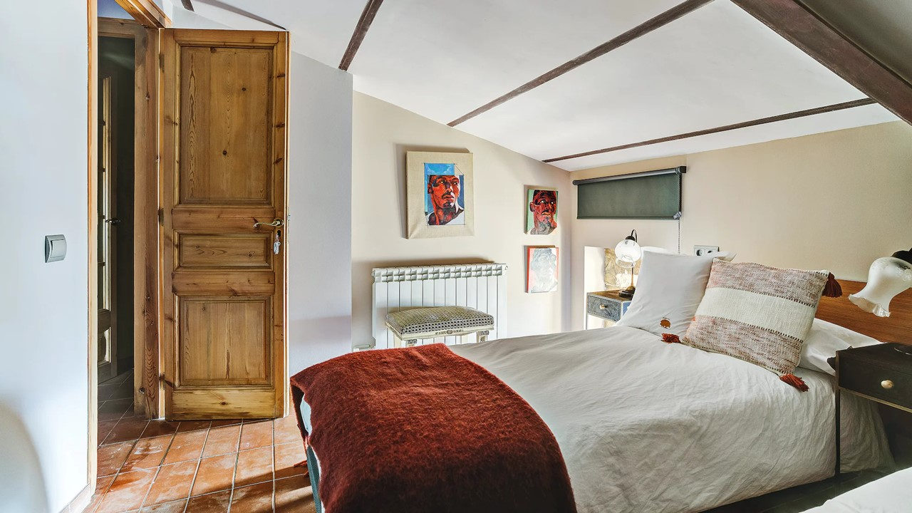 Habitación doble de la Masia de Queralt con vigas de madera