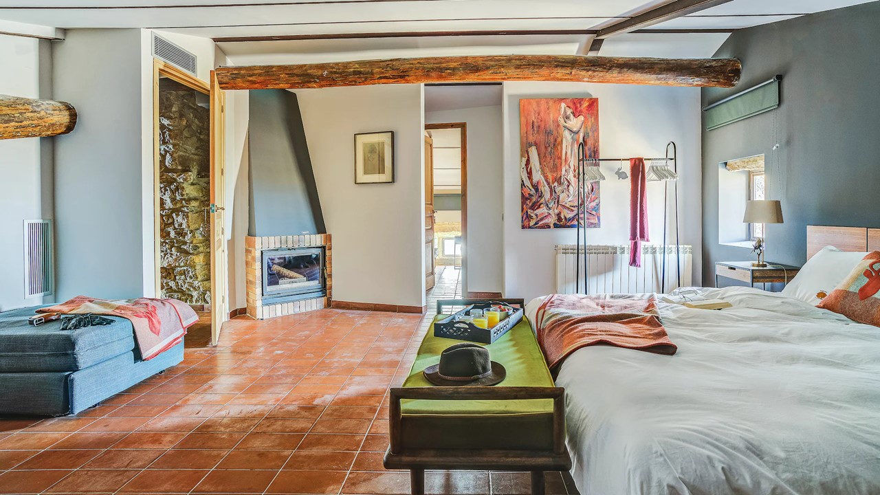 Habitación Esgolfes de la Masia de Queralt, con cama doble y baño