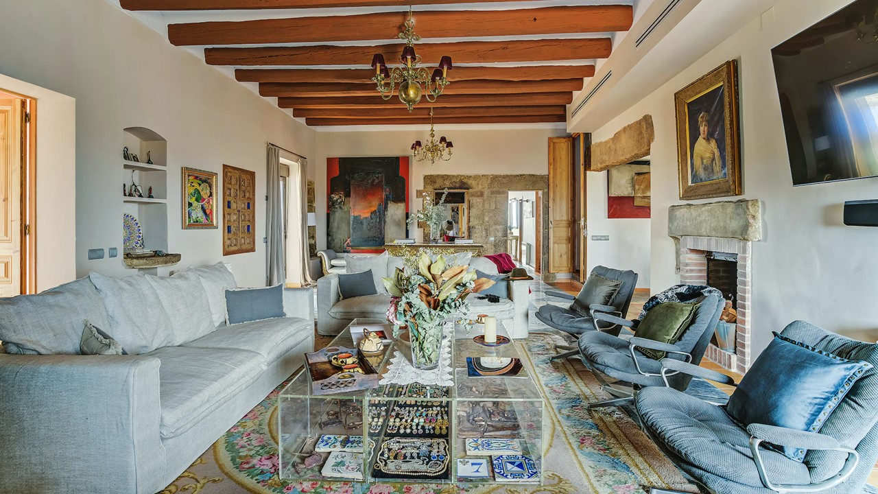 Salón principal de la Masia de Queralt con chimenea