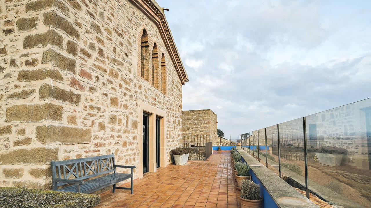 Terraza mirador de la Masia de Queralt con vistas a la Segarra