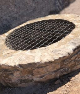 Boca del túnel de las trincheras de la Guerra Civil en la Masia de Queralt