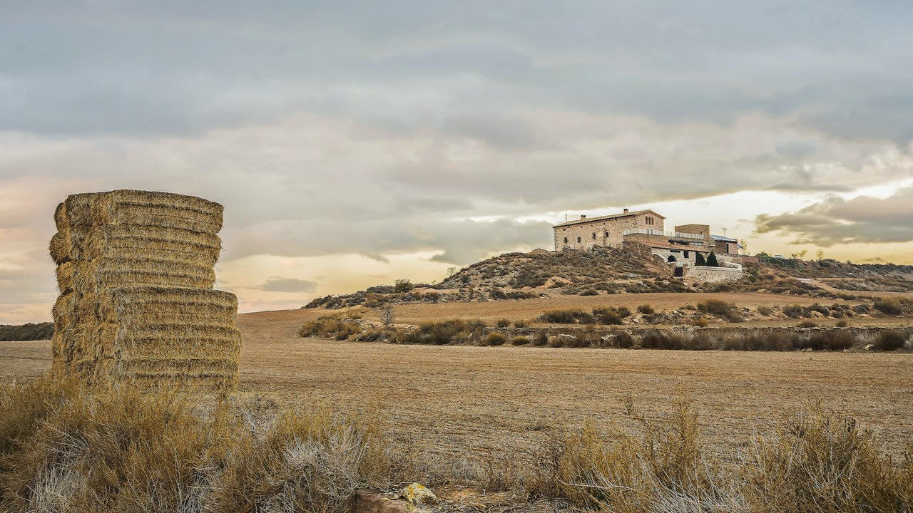 La Masia de Queralt en lo alto de una colina rodeada de campos de la Segarra