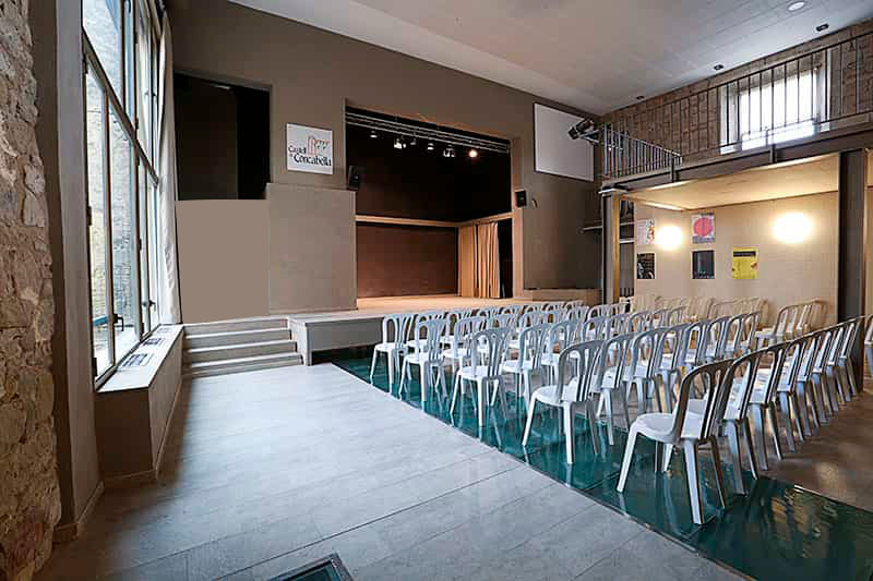 Sala preparada para una conferencia o evento de empresa con escenario