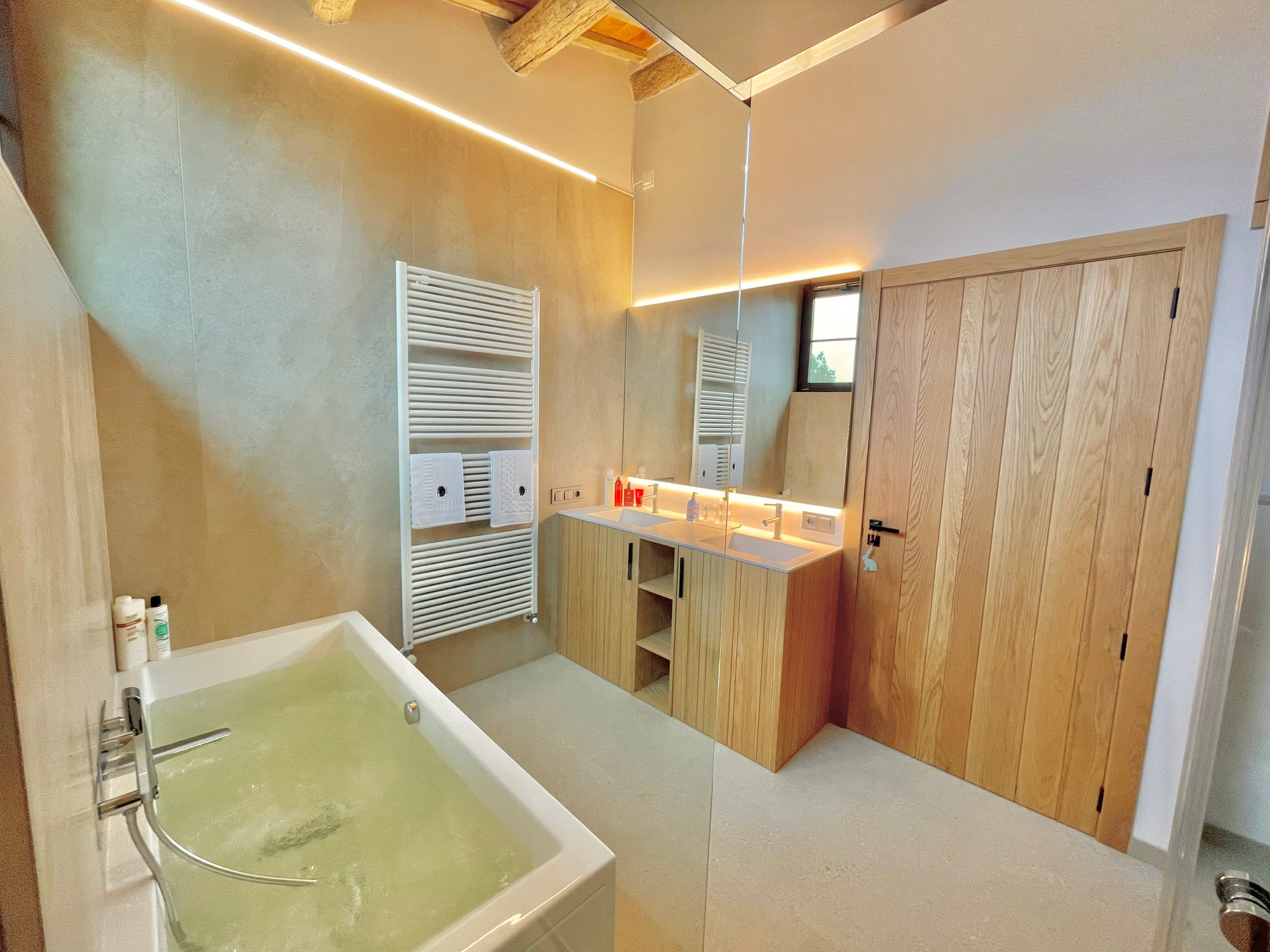 Baño de la Torre de Queralt con bañera de hidromasaje