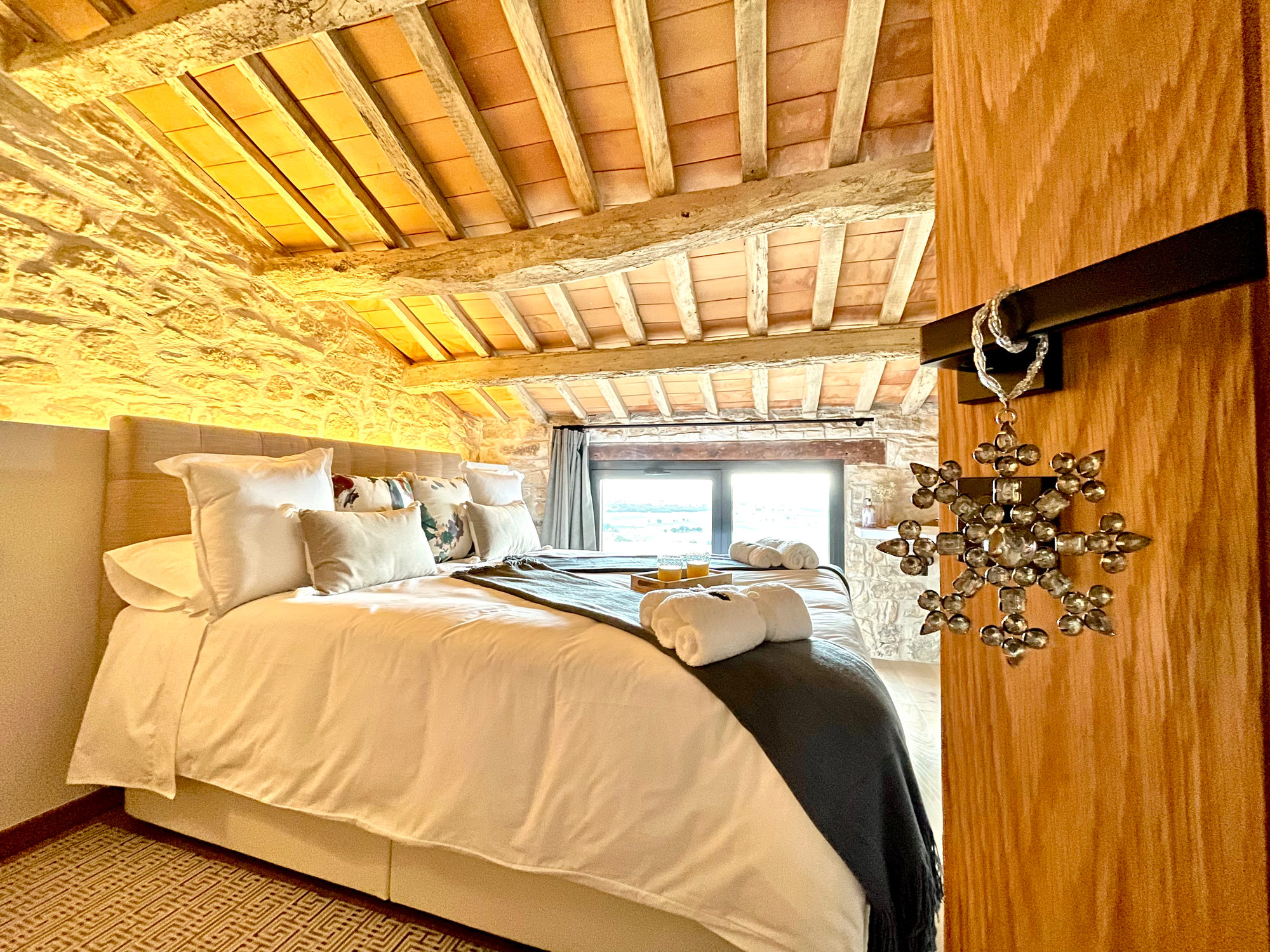 Bedroom at Torre de Queralt with a wooden-beamed ceiling