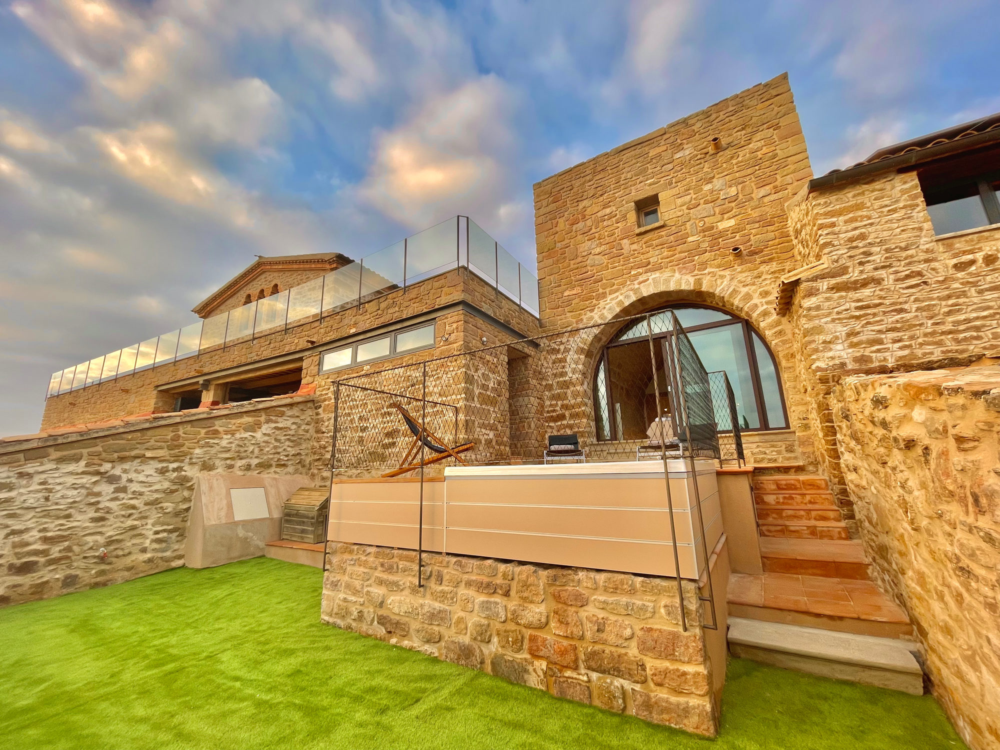 Exterior de la Torre medieval de Queralt con jacuzzi, terraza y césped