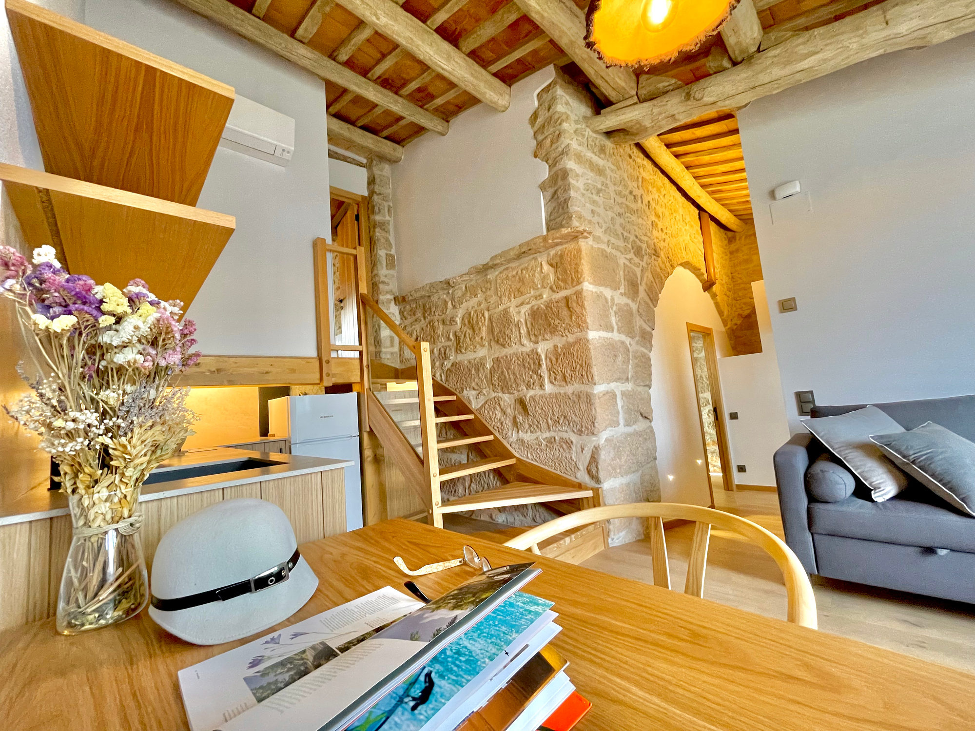 Interior de la Torre de Queralt con escalera y muros de piedra