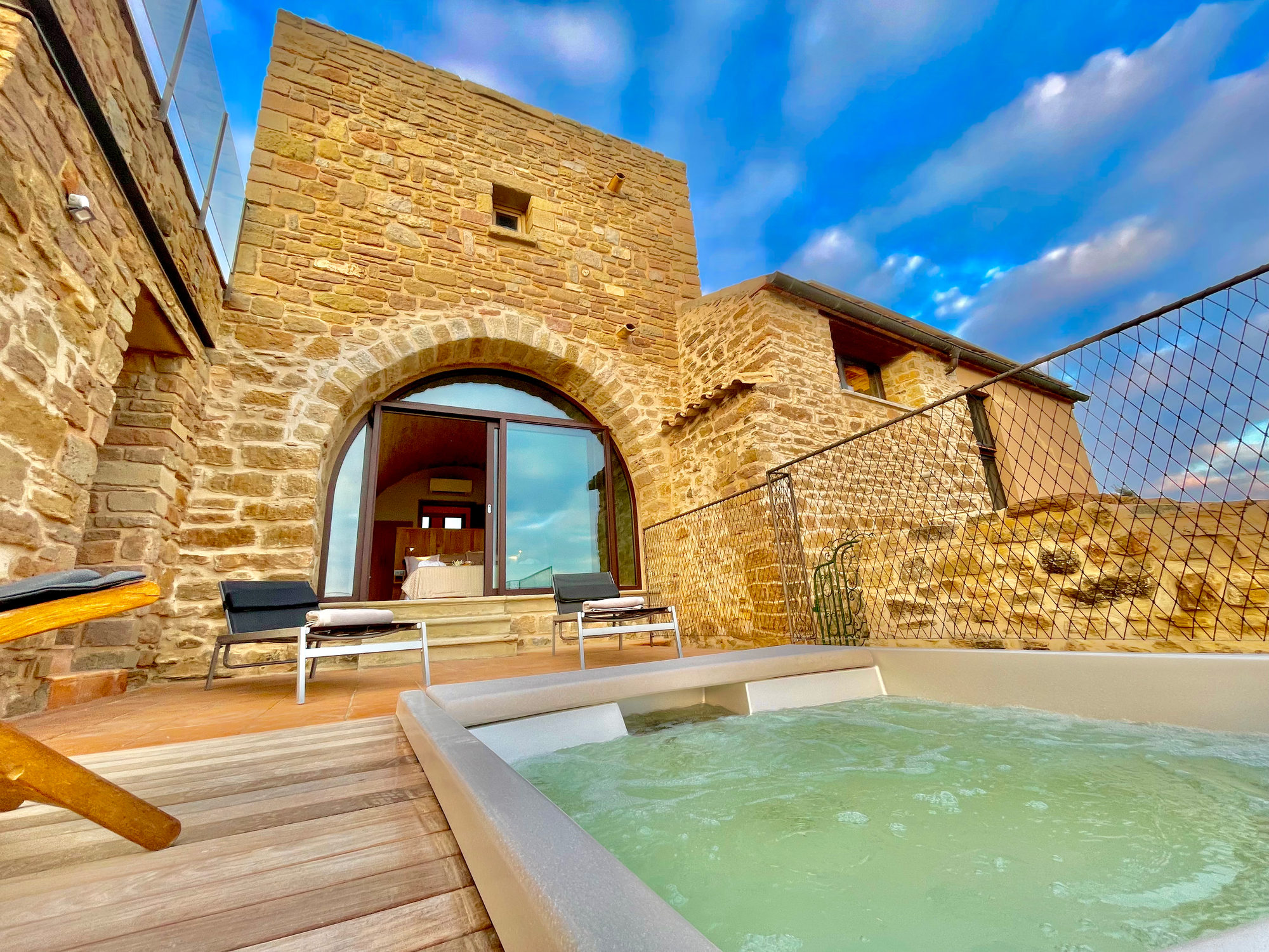 Jacuzzi exterior privado de la Torre medieval de Queralt